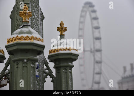 Londres, Royaume-Uni. Le pont de Westminster, Londres, Royaume-Uni. 2 mars 2018. La neige tombe de nouveau à Westminster. Crédit : Matthieu Chattle/Alamy Live News Banque D'Images