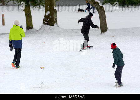 Glasgow, Scotland, UK 2 mars .UK Weather : la bête de l'est d'alerte rouge météo avec 10 pouces de neige combinant avec Emma le ravageur de l'ouest après la tempête, les gens reviennent à vivre de nouveau. Credit : Gérard ferry/Alamy Live News Banque D'Images