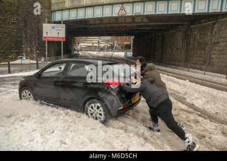 Cardiff, Wales, UK. 2 mars 2018. Aider les élèves de Cardiff les automobilistes bloqués à la suite d'une nuit de neige lourde et blizzard. Cardiff a reçu une alerte météo rouge en raison de la tempête Emma, connue aussi comme la bête de l'Est. De plus la neige et le mauvais temps est prévu tout au long de la nuit. Credit : Haydn Denman/Alamy Live News Banque D'Images