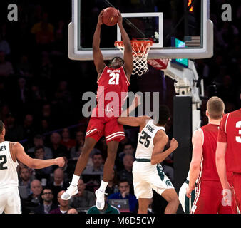 New York, New York, USA. 2e Mar, 2018. Wisconsin Badgers guard Khalil Iverson (21) dunks pendant le Big Ten Conference finale de tournoi au Madison Square Garden de New York. Duncan Williams/CSM/Alamy Live News Banque D'Images