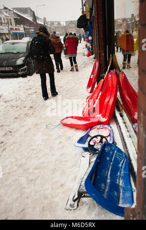 Cardiff, Royaume-Uni. 09Th Mar, 2018. traîneaux stationné à l'extérieur d'un café, Cardiff, Royaume-Uni, le 2 mars 2018 Crédit : Shaun Jones/Alamy Live News Banque D'Images