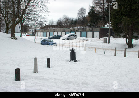 Clydebank, Écosse, Royaume-Uni. 2 mars, 2018. La forte chute de neige continue de provoquer des perturbations. Les conducteurs ont été avertis de ne pas voyager que si nécessaire. Les bus étaient de Glasgow d'abord, mais d'exploitation de nombreux services ont été finalisation court. Abellio ScotRail a annulé presque tous ses trains dans la ceinture centrale. Un nombre limité de services commencent à fonctionner à nouveau. Des boutiques qui n'avait plus de première nécessité, comme le pain et le lait, ont été commencent maintenant à recevoir des livraisons. Les services d'urgence, tels que le Scottish Ambulance Service, ont travaillé tout au long de la perturbation. Iain McGuinness / Alamy Live News Banque D'Images