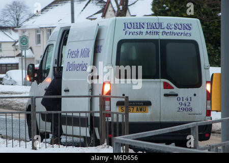 Clydebank, Écosse, Royaume-Uni. 2 mars, 2018. La forte chute de neige continue de provoquer des perturbations. Les conducteurs ont été avertis de ne pas voyager que si nécessaire. Les bus étaient de Glasgow d'abord, mais d'exploitation de nombreux services ont été finalisation court. Abellio ScotRail a annulé presque tous ses trains dans la ceinture centrale. Un nombre limité de services commencent à fonctionner à nouveau. Des boutiques qui n'avait plus de première nécessité, comme le pain et le lait, ont été commencent maintenant à recevoir des livraisons. Les services d'urgence, tels que le Scottish Ambulance Service, ont travaillé tout au long de la perturbation. Iain McGuinness / Alamy Live News Banque D'Images