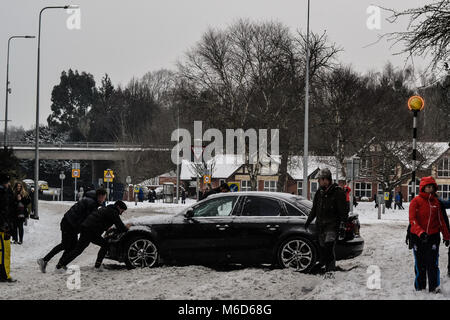 Cardiff, Royaume-Uni. 02 mars, 2018. Des étrangers échoués halp voiture coincé dans la neige, Cardiff, UK Crédit : Shaun Jones/Alamy Live News Banque D'Images