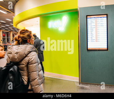 Milan, Italie. 2 mars, 2018. L''aéroport de Milan Malpensa - Mar 2nd, 2018 : Female passenger et jeune garçon regarde l'affichage de renseignements sur les vols à l'aéroport Malpensa de Milan, qui montre les annulations et les retards causés par des conditions météorologiques hivernales dans toute l'Europe. Annulato est italien pour annulé Crédit : Alexandre Rotenberg/Alamy Live News Crédit : Alexandre Rotenberg/Alamy Live News Banque D'Images