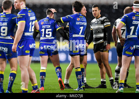 Hull, Royaume-Uni. 2 mars, 2018. Super League rugby Betfred, ronde 4, Hull FC contre les loups de Warrington Warrington Wolves' ; Stefan Ratchford commiserates Declan Patton pour l'envoi le Crédit : Nouvelles Images/Alamy Live News Banque D'Images