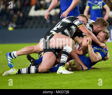 Hull, Royaume-Uni. 2 mars, 2018. Super League rugby Betfred, ronde 4, Hull FC contre Warrington Wolves ; Hull FC, Marc Sneyd et Liam Watts attaquer Ben Westwood Credit : Nouvelles Images/Alamy Live News Banque D'Images