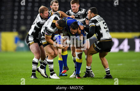 Hull, Royaume-Uni. 2 mars, 2018. Super League rugby Betfred, ronde 4, Hull FC contre Warrington Wolves ; Hull FC, Carlos Tuimavave, Mark Minichiello et Danny Washbrook attaquer Warrington Wolves' Ben Murdoch-Masila : Crédit News Images/Alamy Live News Banque D'Images