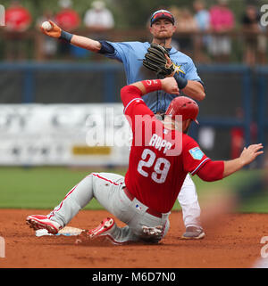 Port Charlotte, en Floride, aux États-Unis. 2e Mar, 2018. DIRK SHADD | fois .Rays de Tampa Bay de premier but Jake Bauer (70) obtient le deuxième à base sur Philadelphia Phillies catcher Cameron Rupp (29) mais est incapable de tourner le double jeu de la presse durant la troisième manche d'entraînement du printemps à l'action Sports Park à Port Charlotte Charlotte vendredi après-midi (03/02/18) Credit : Dirk Shadd/Tampa Bay Times/ZUMA/Alamy Fil Live News Banque D'Images