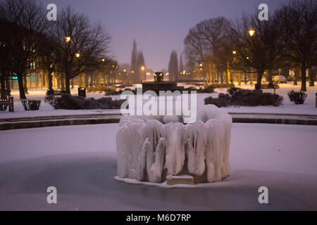 Welwyn Garden City, Royaume-Uni. 2e Mar, 2018. Beaucoup de neige est tombée toute la journée à Welwyn Garden City. La fontaine dans le centre avait gelé. Crédit : Andrew Steven Graham/Alamy Vivre Newsz Banque D'Images