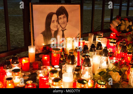 Bratislava, Slovaquie. 2 mars 2018. Brûler des bougies devant l'image de l'assassiné journaliste d'Jan Kuciak et sa fiancée Martina Kusnirova lors d'un hommage de mars. Crédit : Adam Ján Figeľ/Alamy Live News Banque D'Images