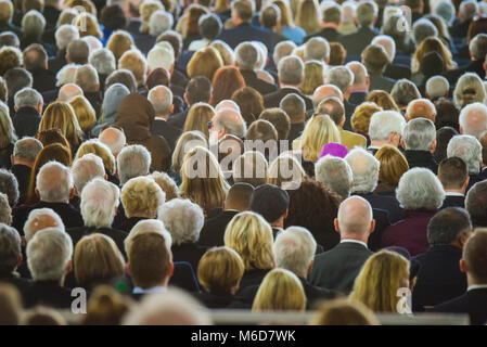 Charlotte, NC. 2 mars, 2018. Une foule massive rassemble sous un grand 28000 m² tente pour célébrer la vie de Billy Graham. Les clients sont venus de partout dans le monde pour rendre hommage au pasteur. Credit : Château Light Images / Alamy Live News Banque D'Images