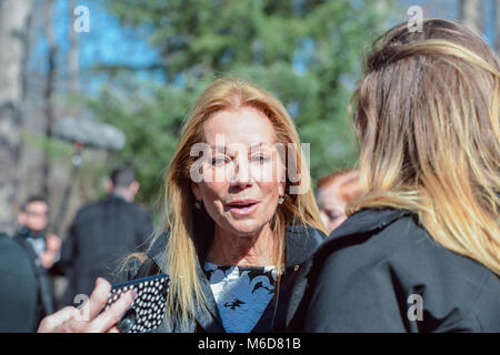 Charlotte, NC. 2 mars 2018. La personnalité de la télévision américaine Kathie Lee Gifford accueille d'autres participants à la Billy Graham funérailles. Kathie Lee est co-honnêtes de la Kathie Lee & Hoda Show. Kathie Lee a été sauvée après avoir regardé un film de Billy Graham et développé plus tard une amitié particulière avec le révérend. Credit : Château Light Images / Alamy Live News. Banque D'Images