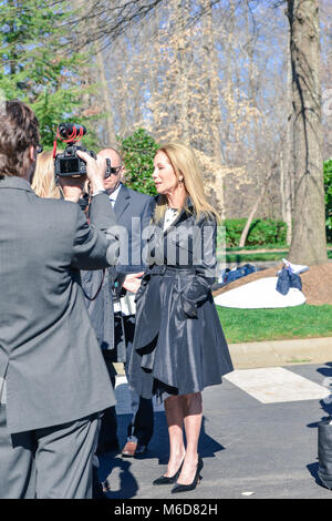 Charlotte, NC. 2 mars 2018. La personnalité de la télévision américaine Kathie Lee Gifford accueille d'autres participants à la Billy Graham funérailles. Kathie Lee est co-honnêtes de la Kathie Lee & Hoda Show. Kathie Lee a été sauvée après avoir regardé un film de Billy Graham et développé plus tard une amitié particulière avec le révérend. Credit : Château Light Images / Alamy Live News. Banque D'Images