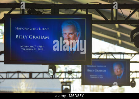 Charlotte, NC, le 2 mars 2018. À ce qui est maintenant connu sous le nom de 'Billy Graham's Last Crusade", la famille, les amis, et les dirigeants de l'église laisse la Billy Graham service funèbre qui a eu lieu plus tôt aujourd'hui à Charlotte. En accord avec M. Graham's life, le service a été appelé évangélique et les spectateurs et participants de suivre le Christ s'ils n'étaient pas déjà un croyant. La semaine du souvenir est maintenant connu comme 'Billy Graham's Last Crusade" en raison de la quantité massive de l'attention internationale qu'elle a reçues. Credit : Château Light Images / Alamy Live News. Charlotte. Credit : Château Light Images / Alamy Live News. Banque D'Images