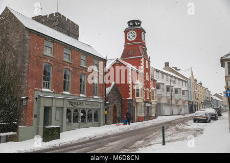 Pembrokeshire, Pays de Galles, 2 mars 2018. Une rue principale remplie de neige rares dans la ville de Pembroke à Pembrokeshire, Pays de Galles Credit : Drew Buckley/Alamy Live News Banque D'Images