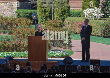 Charlotte, NC, le 2 mars 2018. À ce qui est maintenant connu sous le nom de 'Billy Graham's Last Crusade', son quatrième enfant, Ruth 'Bunny' Graham, a prononcé le discours plus poignant de la journée. Elle a parlé d'avoir à rentrer chez eux après avoir réalisé son deuxième mariage n'avait pas été particulièrement difficile - la fille de Billy Graham - et a trouvé son père en attente à la fin d'un dur chemin pour elle, avec outstretchd les bras, disant simplement "Bienvenue à la maison.' Credit : Château Light Images / Alamy Live News. Charlotte. Credit : Château Light Images / Alamy Live News. Banque D'Images