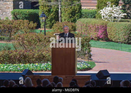 Charlotte, NC, le 2 mars 2018. À ce qui est maintenant connu sous le nom de 'Billy Graham's Last Crusade", la famille, les amis, et les dirigeants de l'église laisse la Billy Graham service funèbre qui a eu lieu plus tôt aujourd'hui à Charlotte. En accord avec M. Graham's life, le service a été appelé évangélique et les spectateurs et participants de suivre le Christ s'ils n'étaient pas déjà un croyant. La semaine du souvenir est maintenant connu comme 'Billy Graham's Last Crusade" en raison de la quantité massive de l'attention internationale qu'elle a reçues. Credit : Château Light Images / Alamy Live News. Charlotte. Credit : Château Light Images / Alamy Live News. Banque D'Images