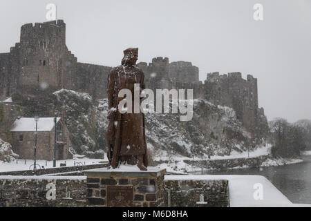 Pembrokeshire, Pays de Galles, 2 mars 2018. Une scène remplie de neige rares à l'Henri Tudor statue et Château de Pembroke Pembroke en ville, Pembrokeshire, Pays de Galles : Crédit a appelé Buckley/Alamy Live News Banque D'Images