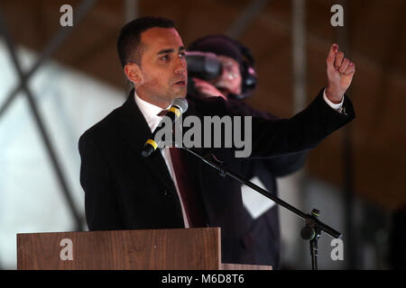 Rome, Italie. 02.03.2018. Piazza del Popolo, Rome, Italie. Italie-POLITIC-ÉLECTION-VOTE Luigi Di Maio premier candidat pour 5 étoile à la clôture de la campagne électorale de l'établissement 5 étoiles mouvement dans la Piazza del Popolo à Rome le 2 mars 2018. Crédit : marco iacobucci/Alamy Live News Banque D'Images