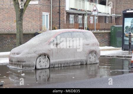 Londres Angleterre Royaume-uni ; 2 Mars 2018 : une explosion d'eau principale à Bethnal Green East London pulvérisé les environs avec de l'eau qui, par conséquent, se figea et aggravé la situation actuelle des conditions dangereuses pour les automobilistes et piétons. Un malheureux automobiliste qui avait leur voiture garée voiture garée à côté de l'éclatement de la main et est revenu pour trouver le véhicule encapsulés dans des couches de glace ofde l'eau congelée. Josef Mills/Alamy Live News Banque D'Images