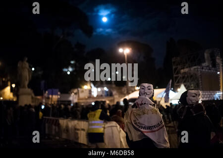 Rome, Italie. 02 Mar 2018. Parti populiste Mouvement 5 étoiles tenir son dernier rallye électoral sur la Piazza del Popolo. Sur la scène, il y avait un long discours de Luigi Di Maio, le premier candidat de 31 ans et l'équipe du cabinet. À l'appui de leur candidature, il y avait aussi le parlementaire Paola Taverna, le sous-Roberto Fico et Roberta Lombardi, candidat à la présidence de région du Latium. Aussi parmi les invité sur la scène dit Beppe Grillo, le comédien italien qui est le fondateur du mouvement, et d'Alessandro di Battista, appelé "le guerrier" par 5 étoiles proches des mouvements. Cr Banque D'Images