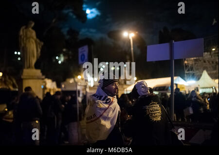 Rome, Italie. 02 Mar 2018. Parti populiste Mouvement 5 étoiles tenir son dernier rallye électoral sur la Piazza del Popolo. Sur la scène, il y avait un long discours de Luigi Di Maio, le premier candidat de 31 ans et l'équipe du cabinet. À l'appui de leur candidature, il y avait aussi le parlementaire Paola Taverna, le sous-Roberto Fico et Roberta Lombardi, candidat à la présidence de région du Latium. Aussi parmi les invité sur la scène dit Beppe Grillo, le comédien italien qui est le fondateur du mouvement, et d'Alessandro di Battista, appelé "le guerrier" par 5 étoiles proches des mouvements. Cr Banque D'Images