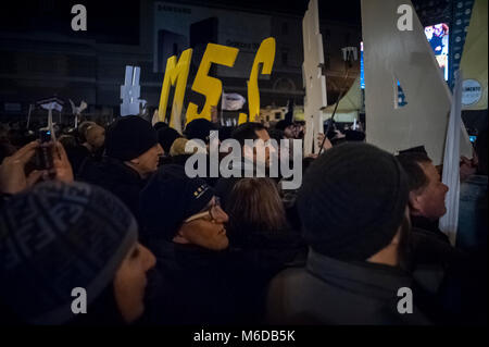 Rome, Italie. 02 Mar 2018. Parti populiste Mouvement 5 étoiles tenir son dernier rallye électoral sur la Piazza del Popolo. Sur la scène, il y avait un long discours de Luigi Di Maio, le premier candidat de 31 ans et l'équipe du cabinet. À l'appui de leur candidature, il y avait aussi le parlementaire Paola Taverna, le sous-Roberto Fico et Roberta Lombardi, candidat à la présidence de région du Latium. Aussi parmi les invité sur la scène dit Beppe Grillo, le comédien italien qui est le fondateur du mouvement, et d'Alessandro di Battista, appelé "le guerrier" par 5 étoiles proches des mouvements. Cr Banque D'Images