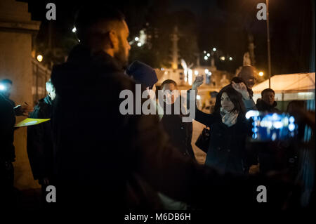 Rome, Italie. 02 Mar 2018. Parti populiste Mouvement 5 étoiles tenir son dernier rallye électoral sur la Piazza del Popolo. Sur la scène, il y avait un long discours de Luigi Di Maio, le premier candidat de 31 ans et l'équipe du cabinet. À l'appui de leur candidature, il y avait aussi le parlementaire Paola Taverna, le sous-Roberto Fico et Roberta Lombardi, candidat à la présidence de région du Latium. Aussi parmi les invité sur la scène dit Beppe Grillo, le comédien italien qui est le fondateur du mouvement, et d'Alessandro di Battista, appelé "le guerrier" par 5 étoiles proches des mouvements. Cr Banque D'Images