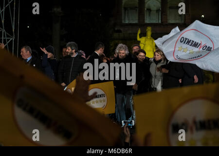 Rome, Italie. 02 Mar 2018. Parti populiste Mouvement 5 étoiles tenir son dernier rallye électoral sur la Piazza del Popolo. Sur la scène, il y avait un long discours de Luigi Di Maio, le premier candidat de 31 ans et l'équipe du cabinet. À l'appui de leur candidature, il y avait aussi le parlementaire Paola Taverna, le sous-Roberto Fico et Roberta Lombardi, candidat à la présidence de région du Latium. Aussi parmi les invité sur la scène dit Beppe Grillo, le comédien italien qui est le fondateur du mouvement, et d'Alessandro di Battista, appelé "le guerrier" par 5 étoiles proches des mouvements. Cr Banque D'Images