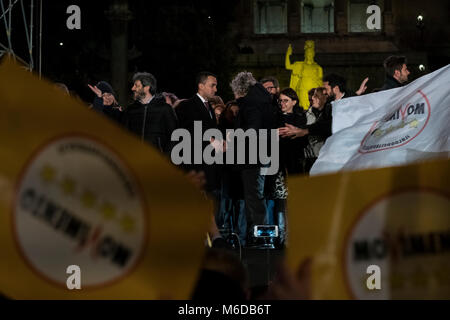 Rome, Italie. 02 Mar 2018. Parti populiste Mouvement 5 étoiles tenir son dernier rallye électoral sur la Piazza del Popolo. Sur la scène, il y avait un long discours de Luigi Di Maio, le premier candidat de 31 ans et l'équipe du cabinet. À l'appui de leur candidature, il y avait aussi le parlementaire Paola Taverna, le sous-Roberto Fico et Roberta Lombardi, candidat à la présidence de région du Latium. Aussi parmi les invité sur la scène dit Beppe Grillo, le comédien italien qui est le fondateur du mouvement, et d'Alessandro di Battista, appelé "le guerrier" par 5 étoiles proches des mouvements. Cr Banque D'Images