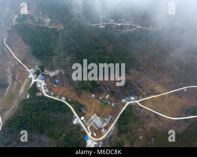 "Liutong. 2e Mar, 2018. (161130) -- photo aérienne prise le 2 mars 2018 montre la route de montagne à Tongcun Village de "Liutong Yao comté autonome de la Chine du Sud, région autonome Zhuang du Guangxi. La construction de routes est devenue une priorité dans les efforts de lutte contre la pauvreté dans les régions montagneuses "Liutong comté. Plus de 606 km de route ont été construites pour les villages de montagnes reculées d'ici la fin de l'année dernière. Credit : Lu Bo'un/Xinhua/Alamy Live News Banque D'Images