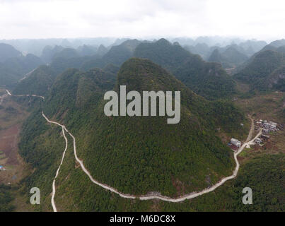 "Liutong. 2e Mar, 2018. (161130) -- photo aérienne prise le 2 mars 2018 montre la route de montagne à Tongcun Village de "Liutong Yao comté autonome de la Chine du Sud, région autonome Zhuang du Guangxi. La construction de routes est devenue une priorité dans les efforts de lutte contre la pauvreté dans les régions montagneuses "Liutong comté. Plus de 606 km de route ont été construites pour les villages de montagnes reculées d'ici la fin de l'année dernière. Credit : Lu Bo'un/Xinhua/Alamy Live News Banque D'Images