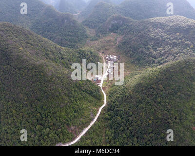 "Liutong. 2e Mar, 2018. (161130) -- photo aérienne prise le 2 mars 2018 montre la route de montagne à Tongcun Village de "Liutong Yao comté autonome de la Chine du Sud, région autonome Zhuang du Guangxi. La construction de routes est devenue une priorité dans les efforts de lutte contre la pauvreté dans les régions montagneuses "Liutong comté. Plus de 606 km de route ont été construites pour les villages de montagnes reculées d'ici la fin de l'année dernière. Credit : Lu Bo'un/Xinhua/Alamy Live News Banque D'Images