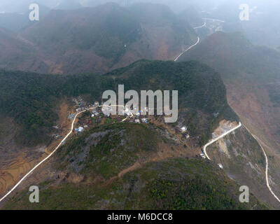 "Liutong. 2e Mar, 2018. (161130) -- photo aérienne prise le 2 mars 2018 montre la route de montagne à Tongcun Village de "Liutong Yao comté autonome de la Chine du Sud, région autonome Zhuang du Guangxi. La construction de routes est devenue une priorité dans les efforts de lutte contre la pauvreté dans les régions montagneuses "Liutong comté. Plus de 606 km de route ont été construites pour les villages de montagnes reculées d'ici la fin de l'année dernière. Credit : Lu Bo'un/Xinhua/Alamy Live News Banque D'Images