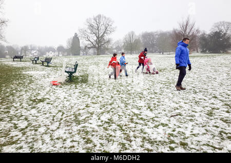 Carshalton Park, Londres. Le 3 mars 2018. Une famille donne jusqu'à la luge comme la neige commence à fondre, après le big freeze, le samedi 3 mars à Carshalton Park, Londres. Crédit : Darren Lehane/Alamy Live News Banque D'Images