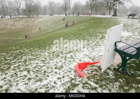 Carshalton Park, Londres. Le 3 mars 2018. Les plastiques de traîneaux laissés en Carshalton PArk, Londres du sud comme la neige commence à fondre, le samedi 3 mars. Crédit : Darren Lehane/Alamy Live News Banque D'Images