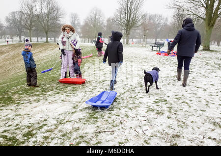 Carshalton Park, Londres. Le 3 mars 2018. Une famille donne jusqu'à la luge comme la neige commence à fondre, après le big freeze, le samedi 3 mars à Carshalton Park, Londres. Crédit : Darren Lehane/Alamy Live News Banque D'Images