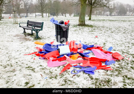 Carshalton Park, Londres. Le 3 mars 2018. Les familles et les parents ont l'objet de dumping en traîneaux en plastique Carshalton Park, Londres du sud comme la neige commence à fondre, le samedi 3 mars. Crédit : Darren Lehane/Alamy Live News Banque D'Images