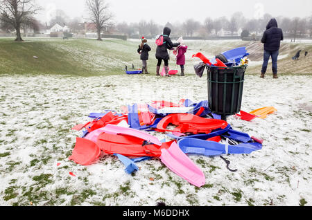 Carshalton Park, Londres. Le 3 mars 2018. Les familles et les parents ont l'objet de dumping en traîneaux en plastique Carshalton Park, Londres du sud comme la neige commence à fondre, le samedi 3 mars. Crédit : Darren Lehane/Alamy Live News Banque D'Images