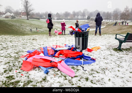 Carshalton Park, Londres. Le 3 mars 2018. Les familles et les parents ont l'objet de dumping en traîneaux en plastique Carshalton Park, Londres du sud comme la neige commence à fondre, le samedi 3 mars. Crédit : Darren Lehane/Alamy Live News Banque D'Images