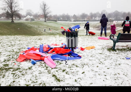 Carshalton Park, Londres. Le 3 mars 2018. Les familles et les parents ont l'objet de dumping en traîneaux en plastique Carshalton Park, Londres du sud comme la neige commence à fondre, le samedi 3 mars. Crédit : Darren Lehane/Alamy Live News Banque D'Images