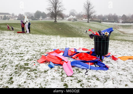 Carshalton Park, Londres. Le 3 mars 2018. Les familles et les parents ont l'objet de dumping en traîneaux en plastique Carshalton Park, Londres du sud comme la neige commence à fondre, le samedi 3 mars. Crédit : Darren Lehane/Alamy Live News Banque D'Images