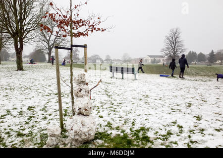 Carshalton Park, Londres. Le 3 mars 2018. Même le bonhomme de l'air triste et pitoyable comme la neige commence à fondre, après le big freeze, le samedi 3 mars à Carshalton Park, Londres. Crédit : Darren Lehane/Alamy Live News Banque D'Images