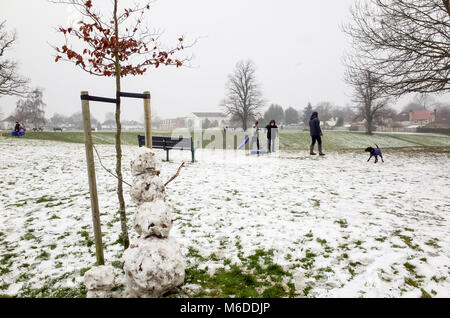 Carshalton Park, Londres. Le 3 mars 2018. Même le bonhomme de l'air triste et pitoyable comme la neige commence à fondre, après le big freeze, le samedi 3 mars à Carshalton Park, Londres. Crédit : Darren Lehane/Alamy Live News Banque D'Images