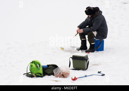 03 mars 2018, l'Allemagne, Schluchsee : une glace fisher espère une grosse prise sur le lac de schluch congelé 'Schluchsee' dans le sud de la Forêt-Noire. Le Schluchsee est le plus grand lac dans la Forêt Noire. Photo : Steffen Schmidt/dpa Banque D'Images