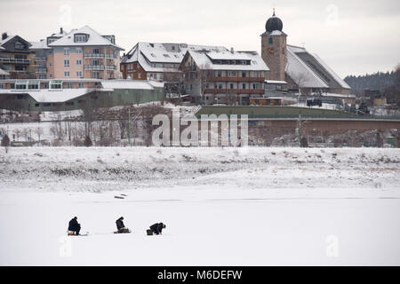 03 mars 2018, l'Allemagne, Schluchsee : les pêcheurs sur glace espérant une grosse prise sur le lac de schluch congelé 'Schluchsee' dans le sud de la Forêt-Noire. Le Schluchsee est le plus grand lac dans la Forêt Noire. Photo : Steffen Schmidt/dpa dpa : Crédit photo alliance/Alamy Live News Banque D'Images