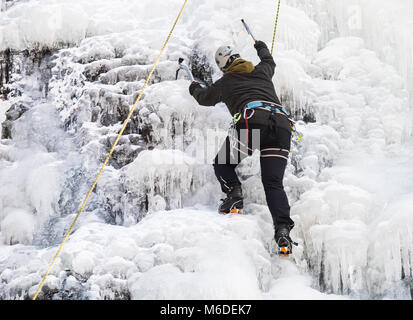 Oker, Allemagne. Le 3 mars 2018. Un grimpeur sur glace s'attaque à la chute d'Romkerhaller congelés dans les montagnes du Harz. C'est la première fois depuis des années que la cascade de glace a été rouverte pour les glaciéristes à relever le défi dans le gel des températures sous zéro. Photo : Swen Pförtner/dpa dpa : Crédit photo alliance/Alamy Live News Banque D'Images