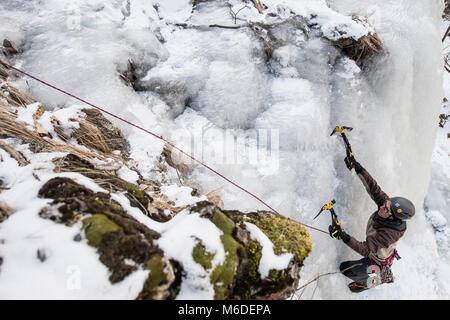 Oker, Allemagne. Le 3 mars 2018. Un grimpeur sur glace à l'échelle l'Romkerhall couvertes de glace cascade de Harz. La Basse-Saxe est actuellement en proie à de la glace à des températures froides. C'est la première fois depuis de nombreuses années que l'escalade de glace a été possible sur la cascade. Photo : Swen Pförtner/dpa dpa : Crédit photo alliance/Alamy Live News Banque D'Images