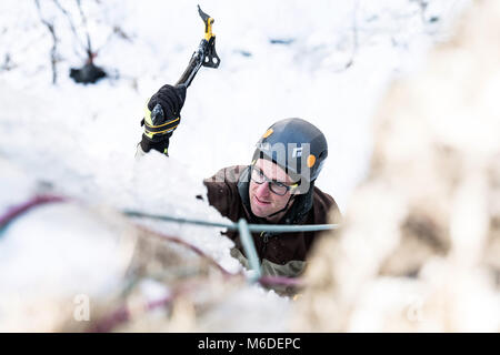 Oker, Allemagne. Le 3 mars 2018. Grimpeur sur glace Ilja Schicker scales la Romkerhall cascade dans le Harz. La Basse-Saxe est actuellement en proie à de la glace à des températures froides. C'est la première fois depuis de nombreuses années que l'escalade de glace a été possible sur la cascade. Photo : Swen Pförtner/dpa dpa : Crédit photo alliance/Alamy Live News Banque D'Images